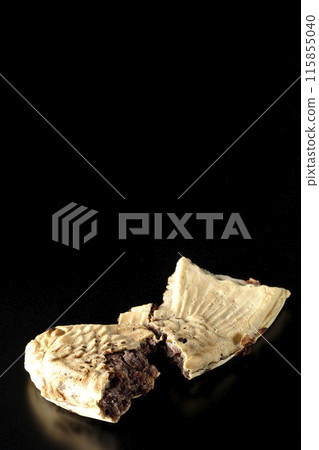 黑色背景下裂開的薄皮鯛魚燒照片 黑色背景下裂開的薄皮鯛魚燒照片 115855040