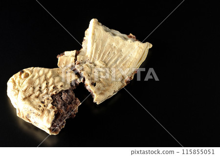 黑色背景下裂開的薄皮鯛魚燒照片 115855051