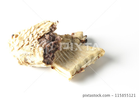 白色背景下裂開的薄皮鯛魚燒照片 115855121