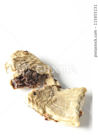 白色背景下裂開的薄皮鯛魚燒照片 115855131