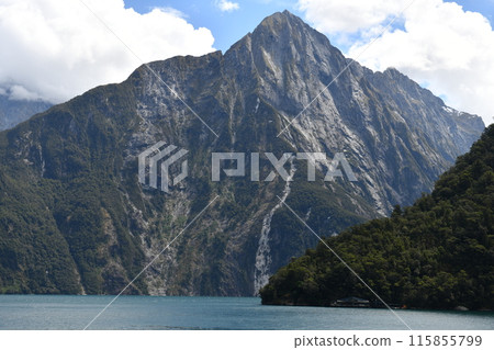 Milford Sound mountain (side) 115855799