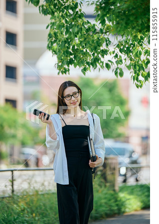 一個操作智能手機的年輕女子 115855915