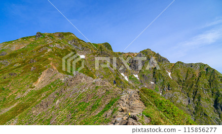 初夏，登山者攀登谷川岳西九郎山脊和岩石山脊 115856277