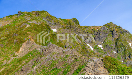 初夏，登山者攀登谷川岳西九郎山脊和岩石山脊 115856279