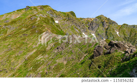 初夏，登山者攀登谷川岳西九郎山脊和岩石山脊 115856282