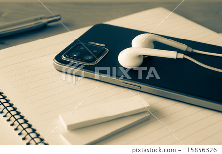 智能手機和耳機在線學習 智能手機和耳機在線學習 115856326