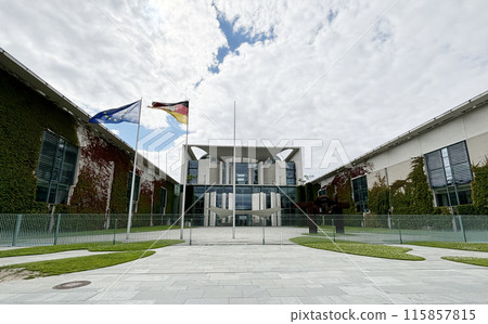 德國首都柏林聯邦總理官邸位於施普雷河沿岸，前方則是德國國會大廈。 115857815