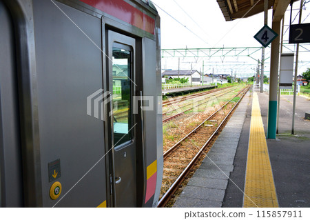 從JR東日本越後線吉田站到越後赤塚站的車窗看到的景色(2022年夏季) 從JR東日本越後線吉田站到越後赤塚站的車窗看到的景色(2022年夏季) 115857911