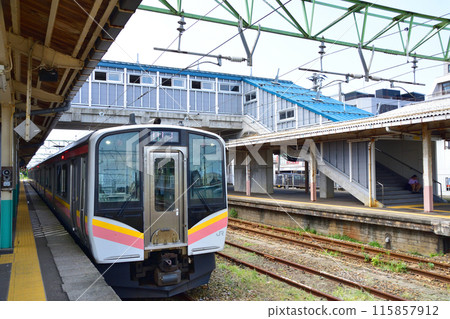 View from the train window on the JR East Echigo Line from Yoshida Station to Echigo-Akatsuka Station (Summer 2022) View from the train window on the JR East Echigo Line from Yoshida Station to Echigo-Akatsuka Station (Summer 2022) 115857912