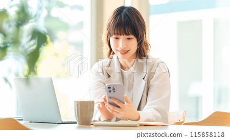 使用智慧型手機的微笑的女人/女商人 115858118