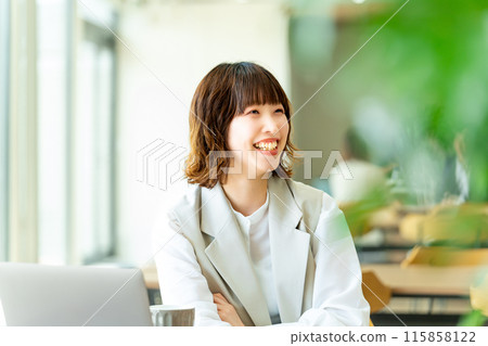 A young Japanese businesswoman talking with a smile 115858122