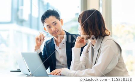 Male and female businessmen having a meeting 115858138