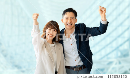 微笑的商人和婦女做拳頭泵 115858150