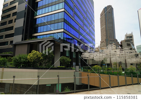 從建築物之間的公園看到的景色 從建築物之間的公園看到的景色 115858381