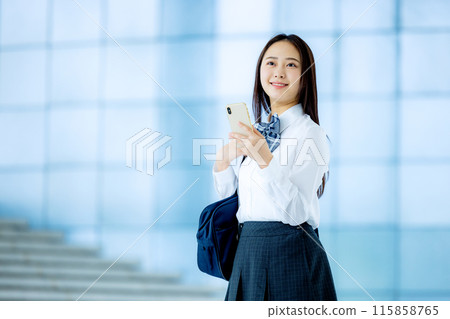 操作智能手機的女高中生 115858765
