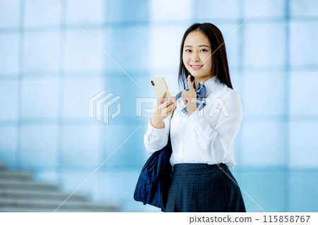 操作智能手機的女高中生 115858767