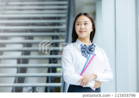 有筆記本的高中女孩 115858796