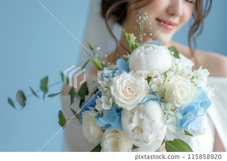 新娘靠在她的花束上 115858920