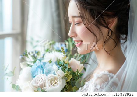 新娘靠在她的花束上 115858922