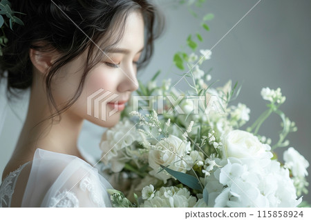 新娘靠在她的花束上 115858924