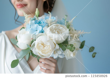 新娘靠在她的花束上 115858926