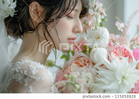 新娘靠在她的花束上 115858928