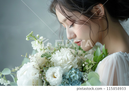 新娘靠在她的花束上 115858933