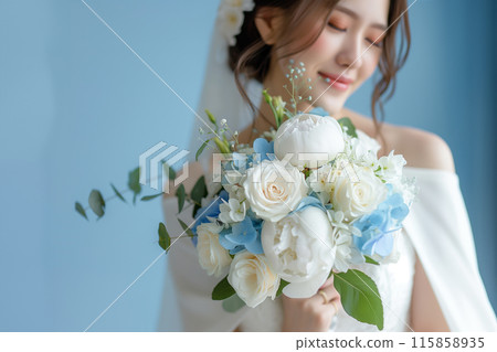 新娘靠在她的花束上 115858935