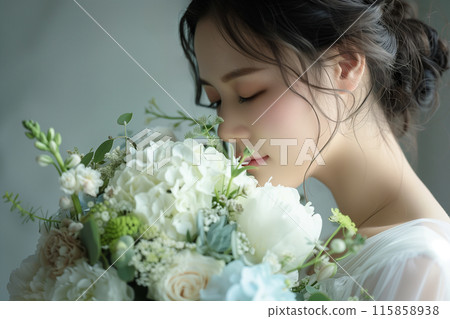 新娘靠在她的花束上 115858938