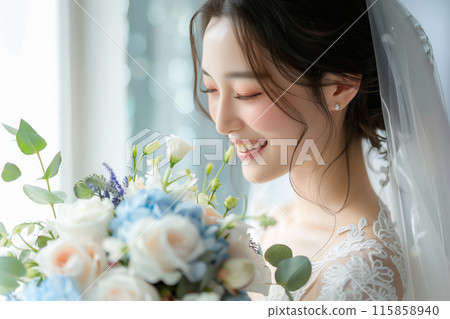 新娘靠在她的花束上 新娘靠在她的花束上 115858940