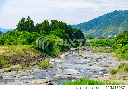 日本的鄉村景觀 - 流經靜岡縣富士宮市湯野的河流和山脈的壯麗景色 115858987