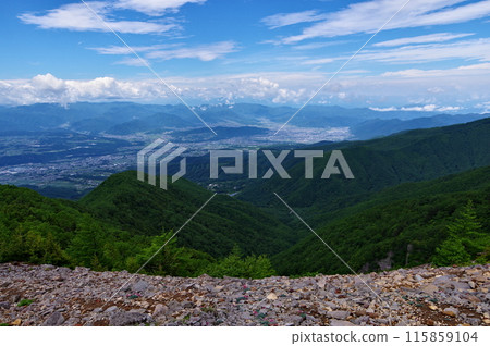 從長野縣東禦市湯之丸高原的池之平濕地看到的美原高原、上田市、富美市的風景。 115859104