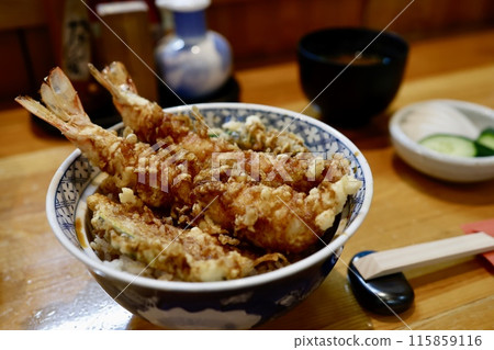 牛筋上面鋪滿了奢華的蝦 115859116