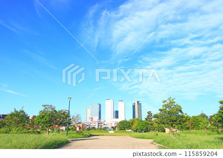 愛知縣名古屋市米野公園和名古屋車站前的摩天大樓風景 115859204