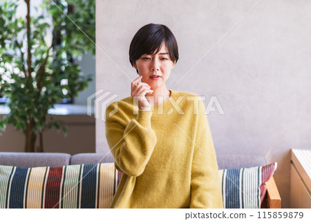 My tooth hurts because of tooth decay. [Young women's lifestyle] 115859879