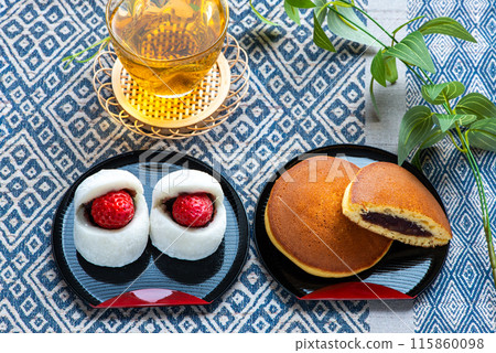 Japanese sweets and tea 115860098