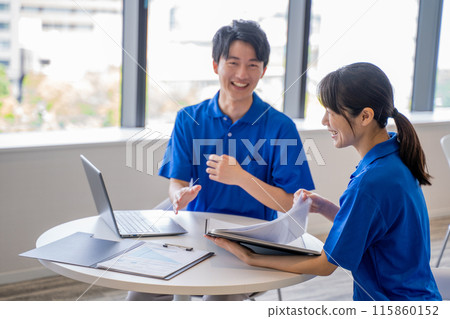 Meeting between male and female caregivers Meeting between male and female caregivers 115860152