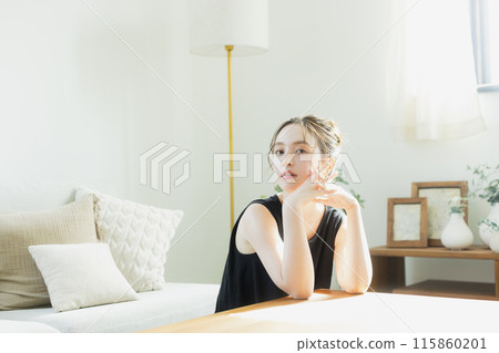 一個年輕女子在沙發上放鬆 一個年輕女子在沙發上放鬆 115860201