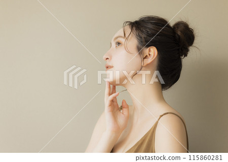 一位年輕女子的美麗形象，米色背景 115860281