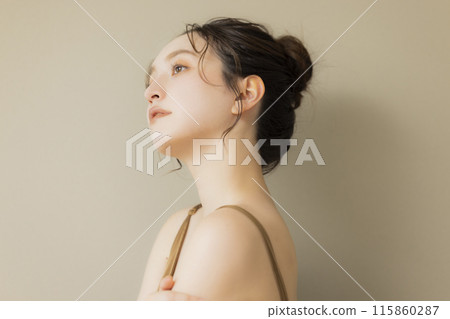 一位年輕女子的美麗形象，米色背景 115860287
