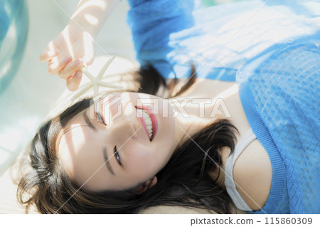 一個穿著藍色衣服的女人仰躺著 115860309