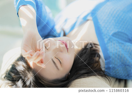 一個穿著藍色衣服的女人仰躺著 115860316