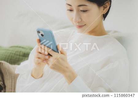 A woman watching a smartphone 115860347