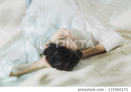 一個女人躺在床上 115860373