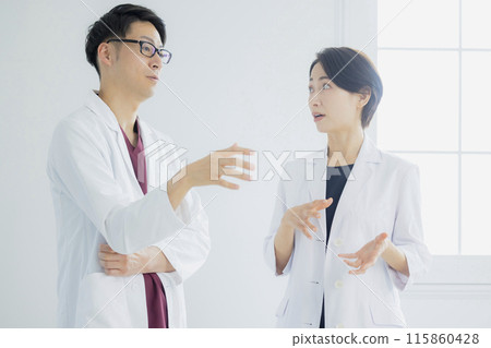 在醫院工作的醫生和女醫生 在醫院工作的醫生和女醫生 115860428