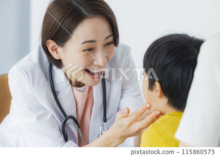 女醫生檢查嬰兒 女醫生檢查嬰兒 115860573