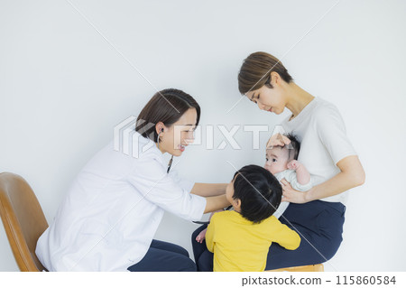 女醫生檢查嬰兒 115860584