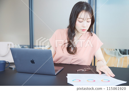 A woman who desks at the office 115861920