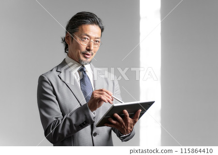 與片劑的資深商人 115864410