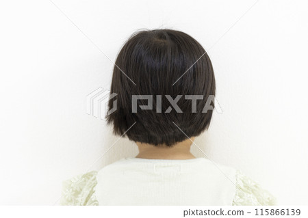 短髮女孩背影(日本,3歲,黑髮) 短髮女孩背影(日本,3歲,黑髮) 115866139